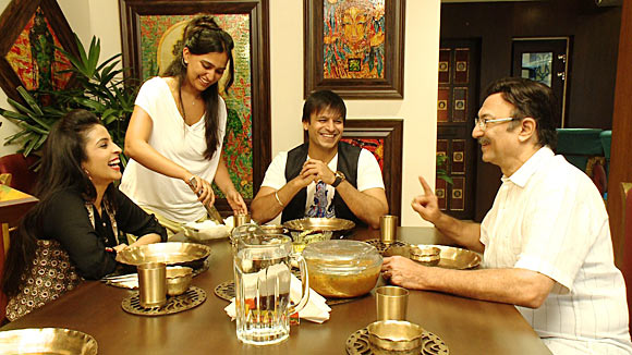 Vivek Oberoi with wife Priyanka, father Suresh Oberoi and host Garima