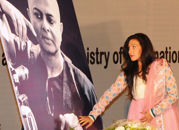 Actress Rituparna Sengupta pays homage to filmmaker late Rituparno Ghosh.