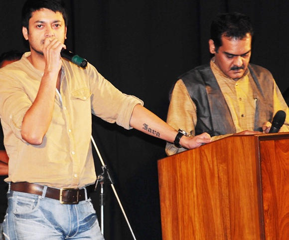 Actors Jishu Sengupta (left) and Kaushik Ghosh pay tribute to filmmaker late Rituparno Ghosh at an event in Kolkata on Thursday.