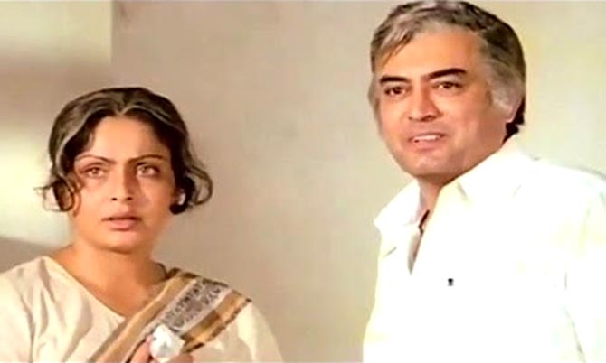 Raakhee and Sanjeev Kumar in Paras