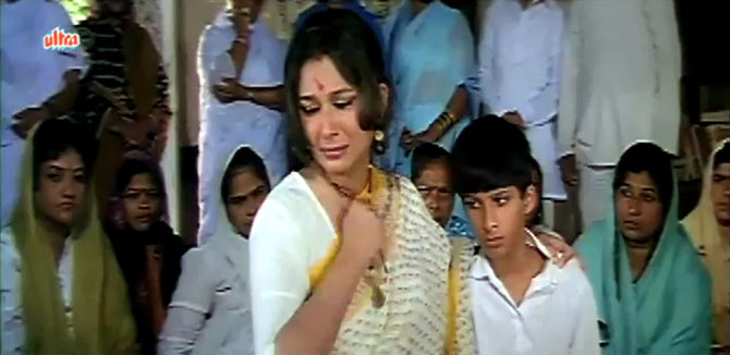 Sharmila Tagore in Aashiq Awara