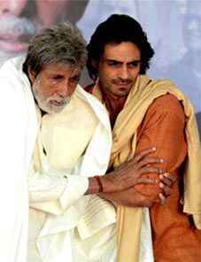 Amitabh Bachchan and Arjun Rampal in Satygaraha