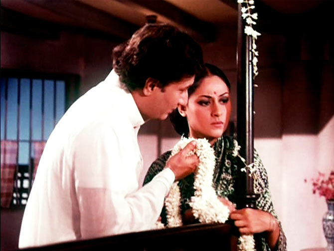 Vijay Anand and Jaya Bachchan in Kora Kagaz