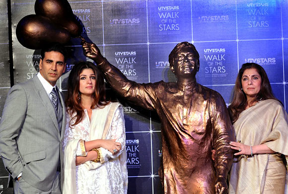 Dimple Kapadia with actor son-in-law Akshay Kumar and daughter Twinkle Khanna at the unveiling of Rajesh Khanna's statue