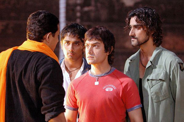 Aamir Khan with Atul Kulkarni, Siddharth and Kunal Kapoor in Rang De Basanti