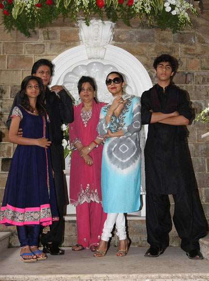 Shah Rukh Khan with daughter Suhana, sister Shehnaz, wife Gauri and son Aryan