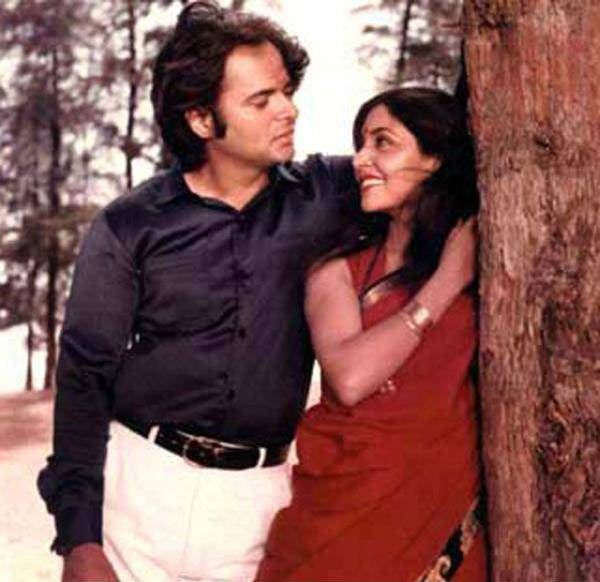 Farooque Sheikh with Deepti Naval in Kissi Se Na Kehna