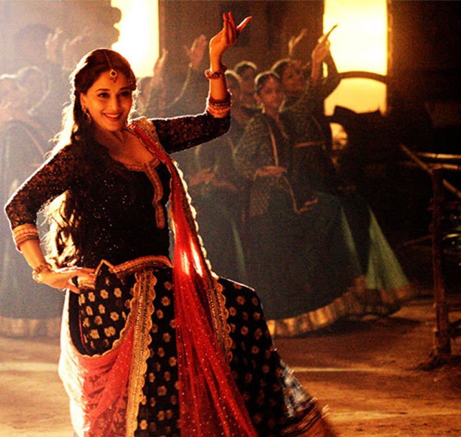 Madhuri Dixit dancing to Hamari Atariya in Dedh Ishqiya