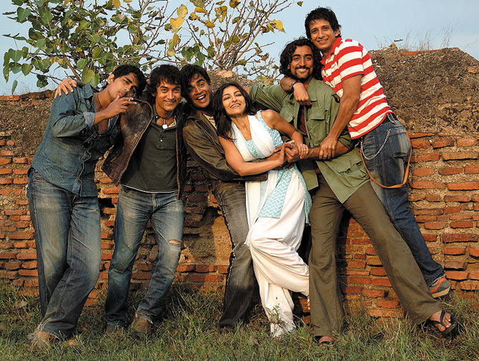 Siddharth, Aamir Khan, R Madhavan, Sohal Ali Khan, Kunal Kapoor and Sharman Joshi in Rang De Basanti