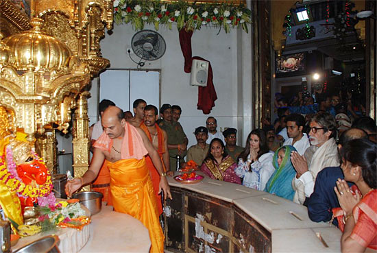 The Bachchans at Siddhivinayak temple