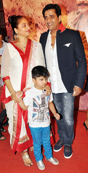 Ravi Kissen with wife Preeti and son