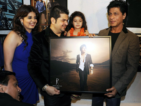 Shah Rukh Khan with Dabboo Ratnani, his wife Manisha Ratnani and kids