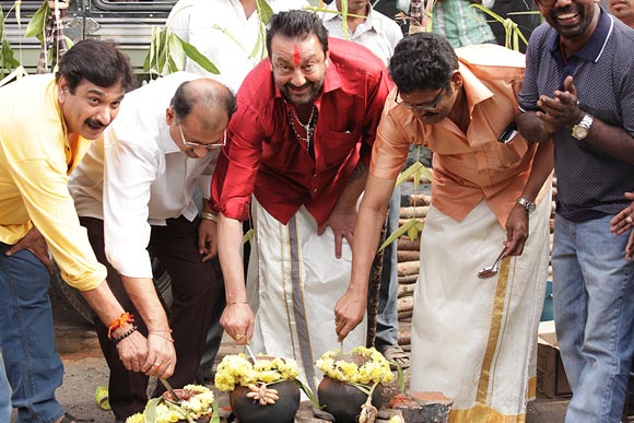 Sanjay Dutt prepares Pongal Paanai with K S Ravikumar and Ramesh Kanna