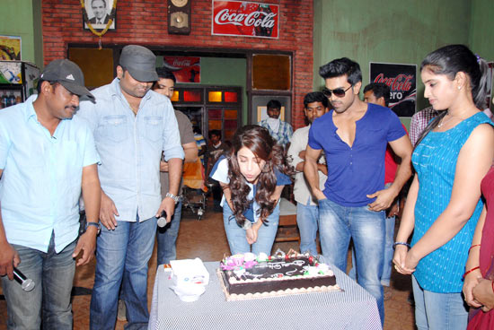 Shruti Haasan and Ram Charan Teja (on her left) and director Vamsi Paidipally on her right