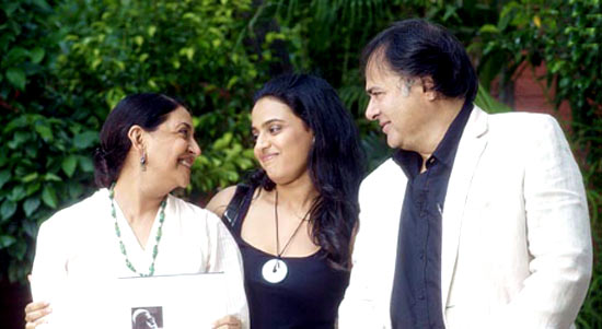 Deepti Naval, Swara Bhaskar, Farooque Shaikh in Listen Amaya