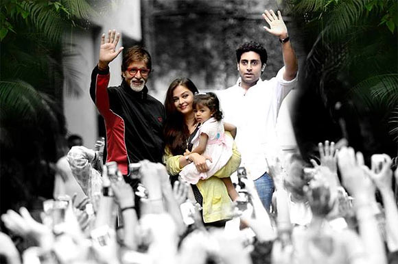 Amitabh, Aishwarya, Aaradhya and Abhishek Bachchan greet the fans.