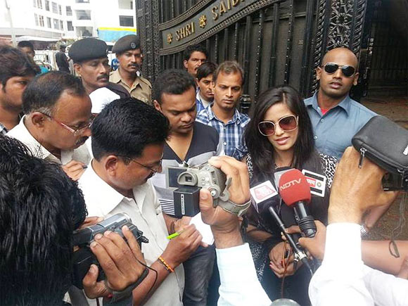 Poonam Pandey surrounded by media outside Sai Baba temple inShirdi