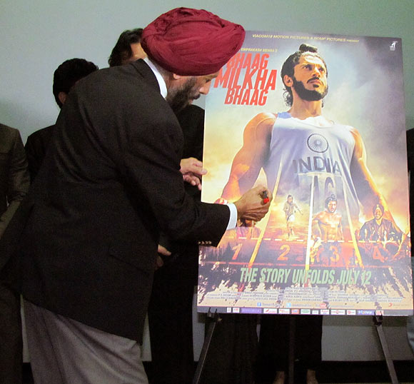 Milkha Singh signs the poster of Bhaag Milkha Bhaag