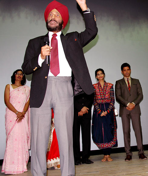Milkha Singh speaks to the armymen as Sonam Kapoor and Farhan Akhtar watch