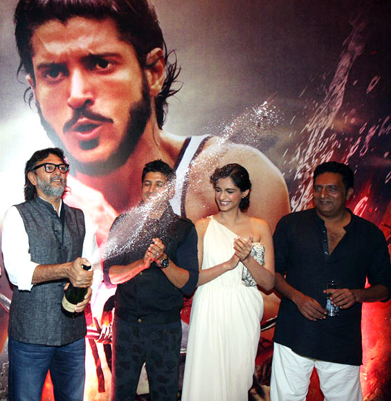 Rakeysh Omprakash Mehra opens champagne as Farhan Akhtar, Sonam Kapoor and Prakash Raj watch