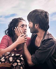 Parvathi Menon and Dhanush in Mariyaan