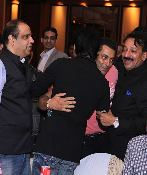 Shah Rukh Khan and Salman Khan hug in Baba Siddique's presence