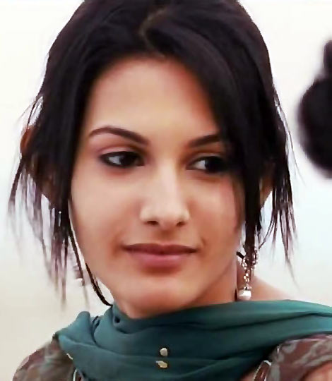 Amyra Dastur in Issaq