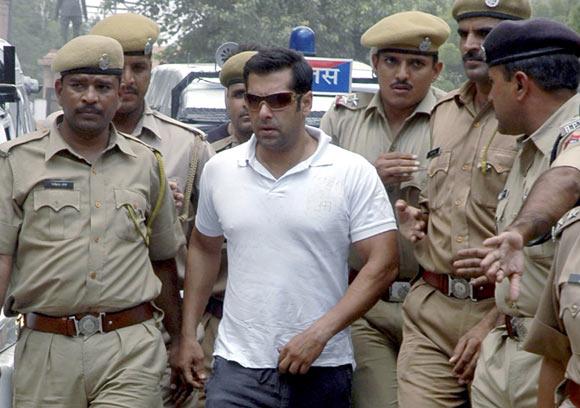 Salman Khan being presented in a Jodhpur court in 2007