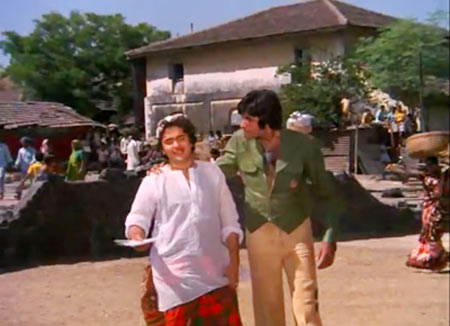 Rishi Kapoor and Amitabh Bachchan in Amar Akbar Anthony