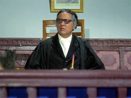 D K Sapru as a judge in Phool Aur Patthar