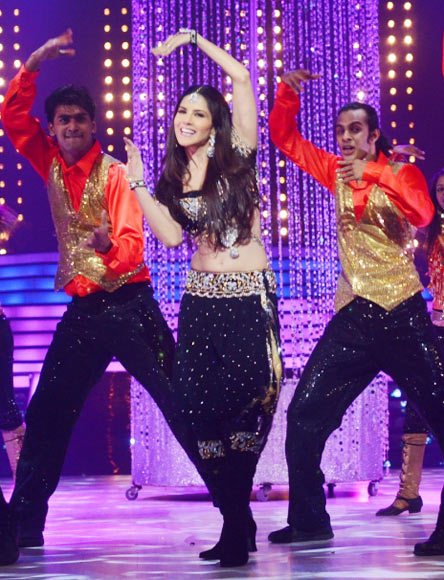 PIX: Sunny Leone's SEXY moves on Jhalak Dikhhla Jaa - Rediff.com Movies