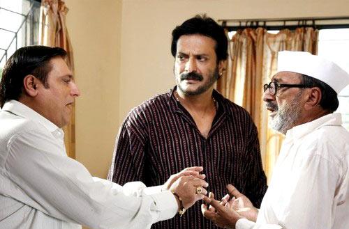 Manoj Joshi, Milind Gunaji, Tinnu Anand in Khatta Meetha.