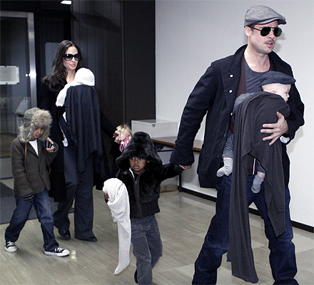 Aneglina Jolie and Brad Pitt with Shiloh (on Jolie's left), twins Knox and Vivienne, Maddox  Zahara