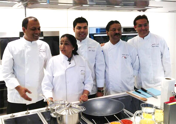 Asha Bhosle with the chefs