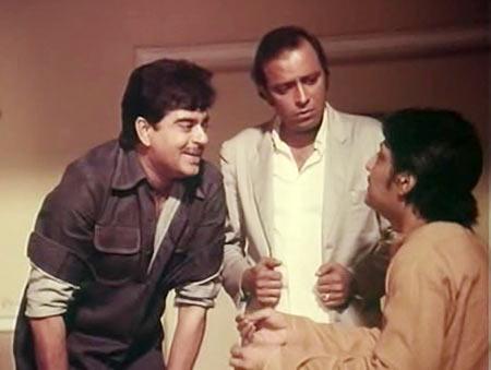 Shatrughan Sinha and Amol Palekar in Naram Garam