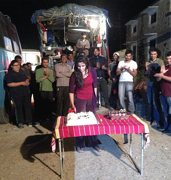 Alia Bhatt cuts a cake on the sets of Highway