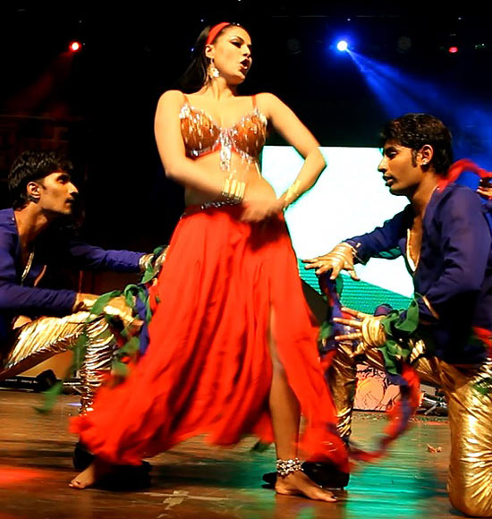 Veena Malik's live performance in Bangalore