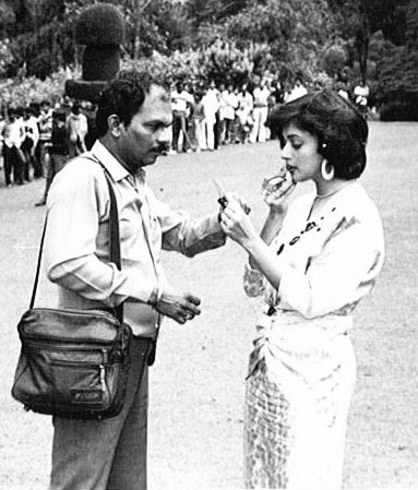 Shashikant Mhatre with Madhuri Dixit, on the sets of Deewana Mujhsa Nahi
