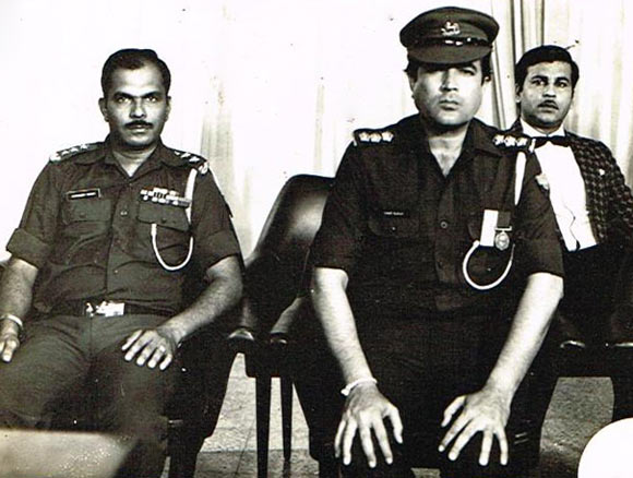 Shashikant Mhatre -- filling in for an absent junior artist in a court martial scene in the film Awaam -- sits next to Rajesh Khanna and Vijay Arora