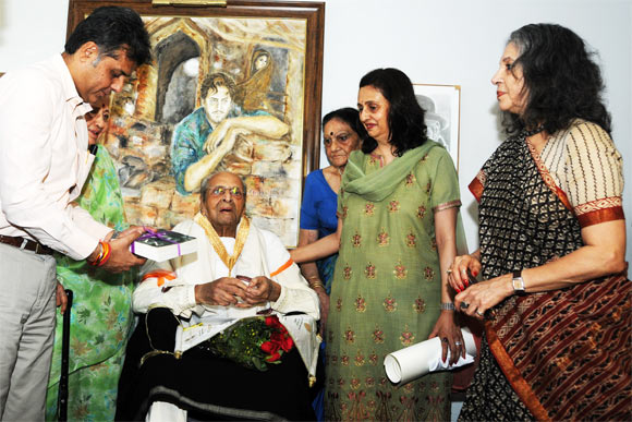 Pran receives Dadasaheb Phalke award from Manish Tewari he is accompanied by his daughter Pinky Bhalla 
