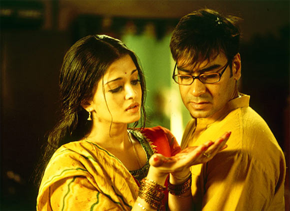 Aishwarya Rai Bachchan and Ajay Devgn in Raincoat