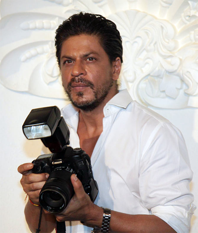 Shah Rukh Khan clicks a picture