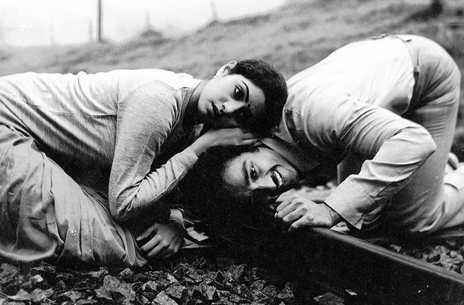 Sridevi and Kamal Haasan in Moondram Pirai