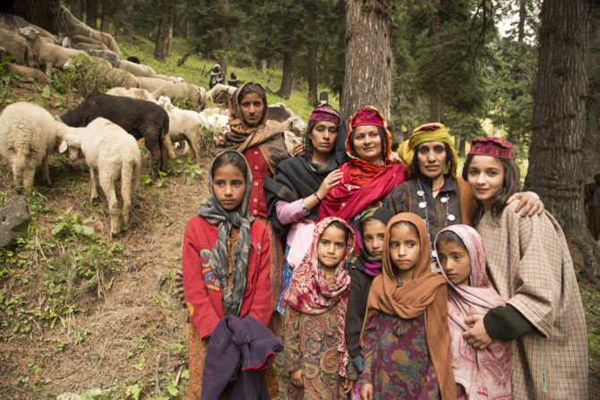 Alia Bhatt poses with Kashmiri women during the Highway shoot