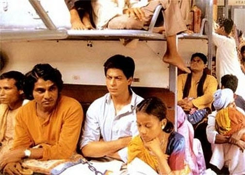 Daya Shankar Pandey and Shah Rukh Khan travel in an overcrowded train in Swades
