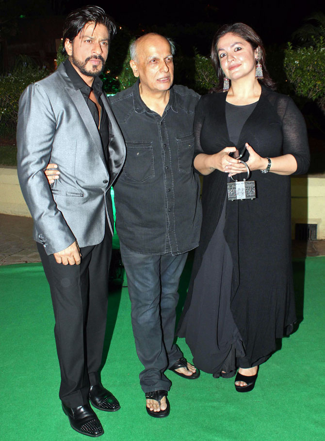 Shah Rukh Khan with Mahesh and Pooja Bhatt