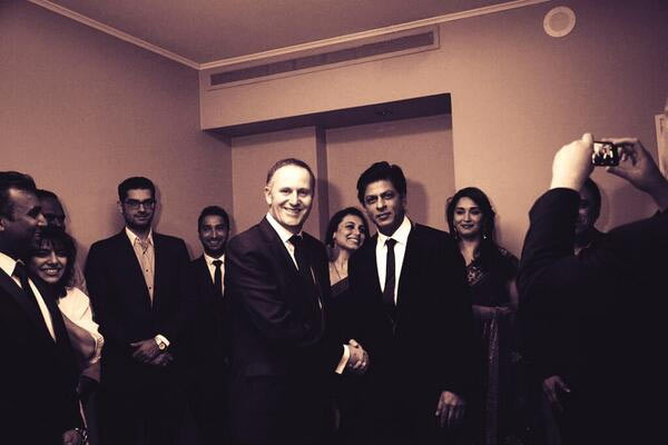 Shah Rukh Khan shaking hands with John Key, with Madhuri Dixit (on his left) and Rani Mukerji (on his right)