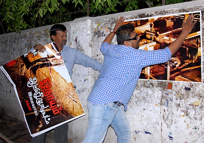 Mysskin pasting the movie poster of Onaiyum Aattinkuttiyum in Coimbatore