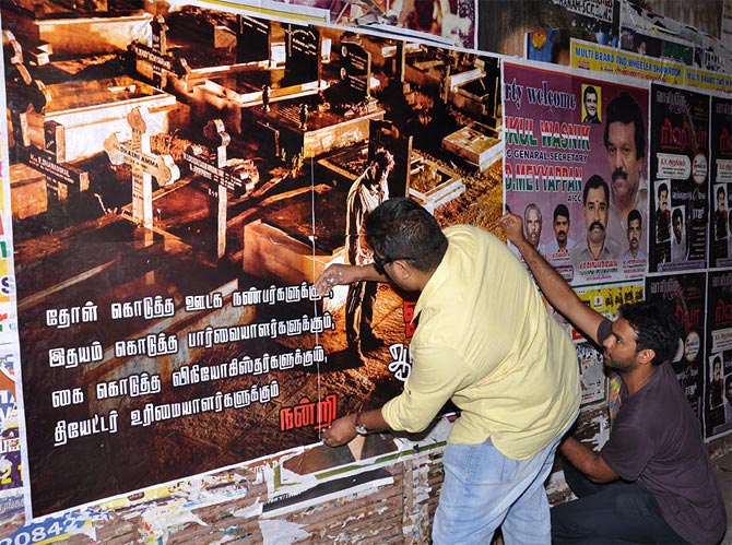 Mysskin pasting the movie poster of Onaiyum Aattinkuttiyum in Trichy