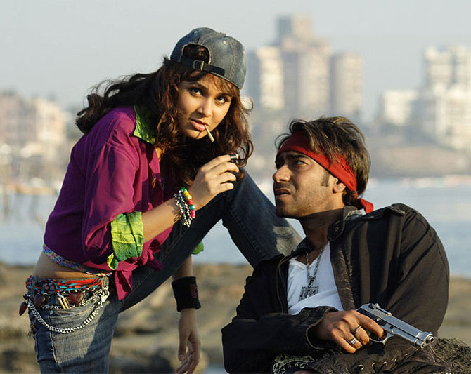 Nisha Kothari and Ajay Devgn in Ram Gopal Varma Ki Aag